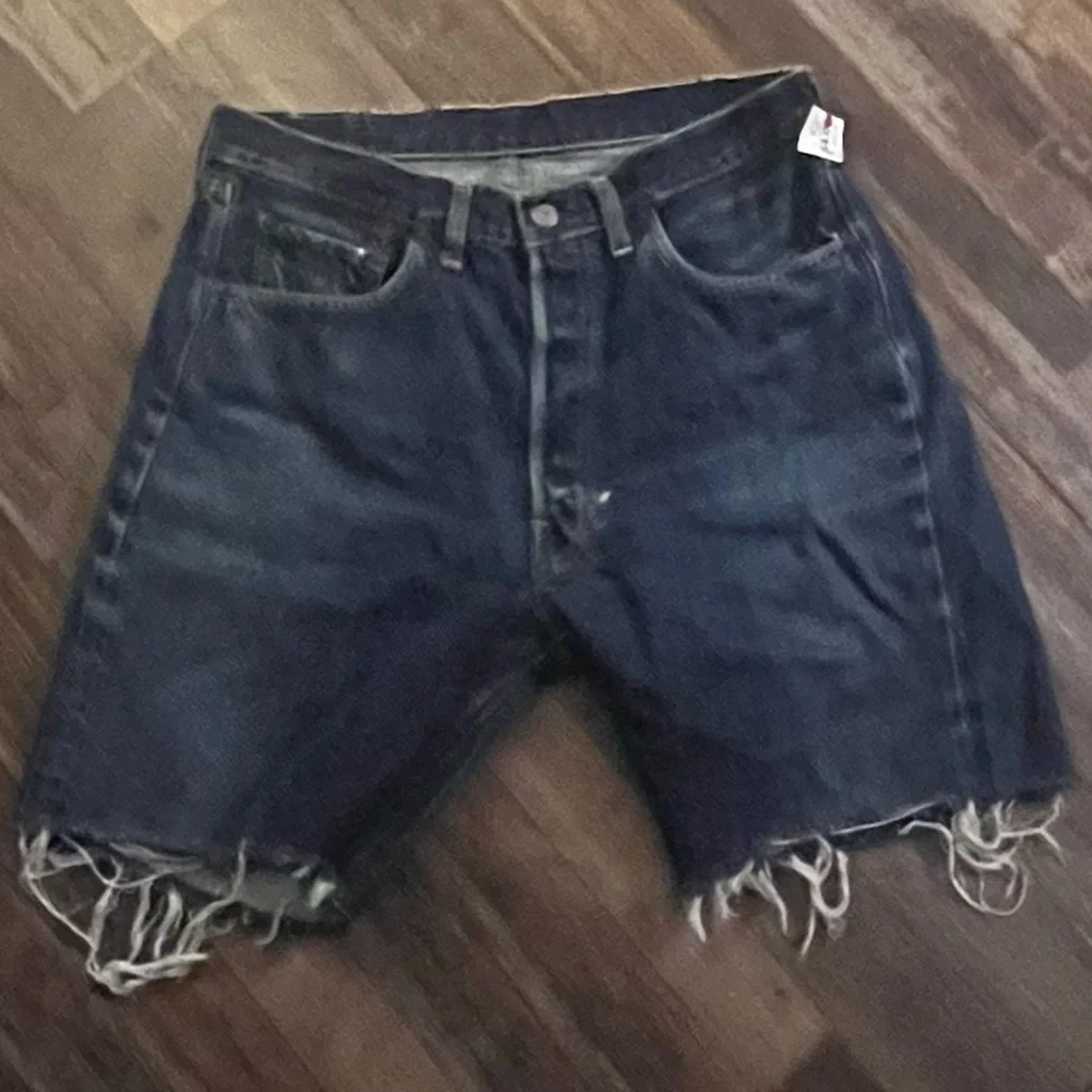 Levi's Classic 501 button-fly Blue Denim cut-off Jean Shorts Size 34 runs small - Picture 1 of 7